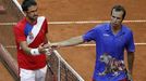 Podání ruky mezi Radkem Štěpánkem a Jankem Tipsarevičem ve čtvrtfinále Davis Cupu 2012.