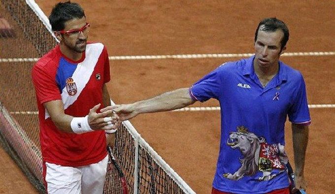 Podání ruky mezi Radkem Štěpánkem a Jankem Tipsarevičem ve čtvrtfinále Davis Cupu 2012.