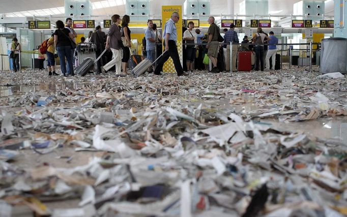 Passengers queue in front of check-in desks during a protest by the cleaning staff at Barcelona's airport May 29, 2012. Cleaning staff working for a company which has a contract with the airport demonstrated against pay and benefits cuts made by their employer. REUTERS/Albert Gea (SPAIN - Tags: CIVIL UNREST BUSINESS TRANSPORT TPX IMAGES OF THE DAY) Published: Kvě. 29, 2012, 5:05 odp.