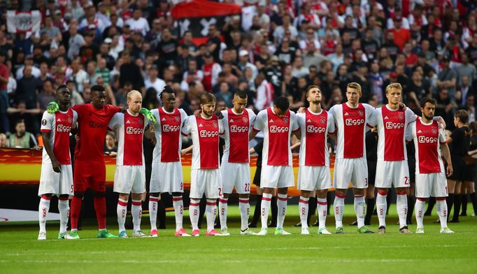 Hráči Ajaxu Amsterdam drží minutu ticha