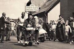 Když trakař jede na řízky se salátem. Fanoušci pražských "S" podnikli bizarní výpravu