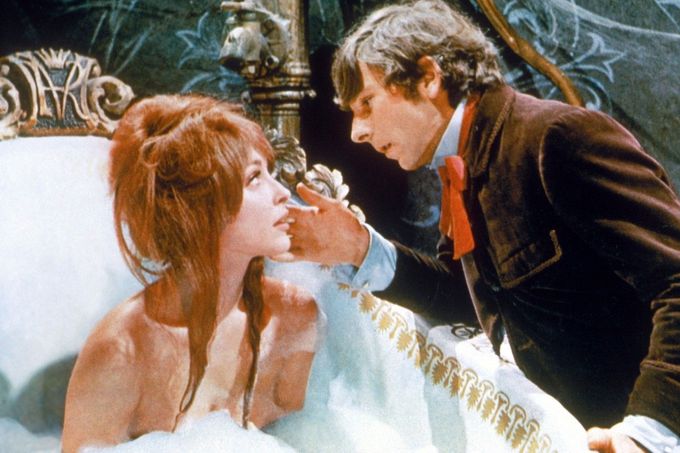Americká herečka Sharon Tateová a Roman Polanski ve filmu Ples upírů z roku 1967.