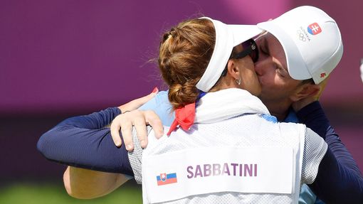 Slovenský golfista Rory Sabbatini slaví stříbro na OH 2020 s manželkou Martinou, která mu v Tokiu dělala caddyho