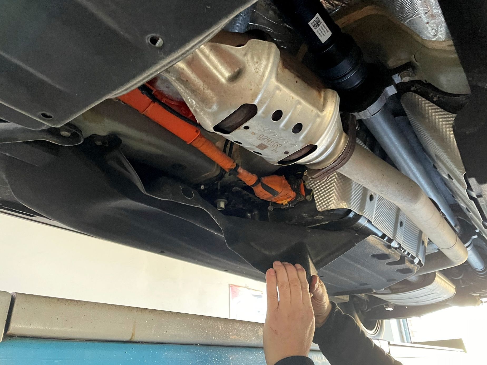 Podvozek, Kia Sorento, plug-in hybrid, auto na zvedáku, autoservis