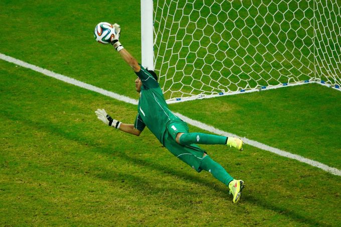 MS 2014: Keylor Navas při penaltách s Řeckem