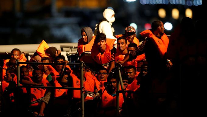 Obrazem: Malta zachránila 120 migrantů. Podívejte se na snímky z operace