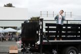 Pastor Micaiah Irmler v kalifornském San Jose zase kázal z korby náklaďáku.