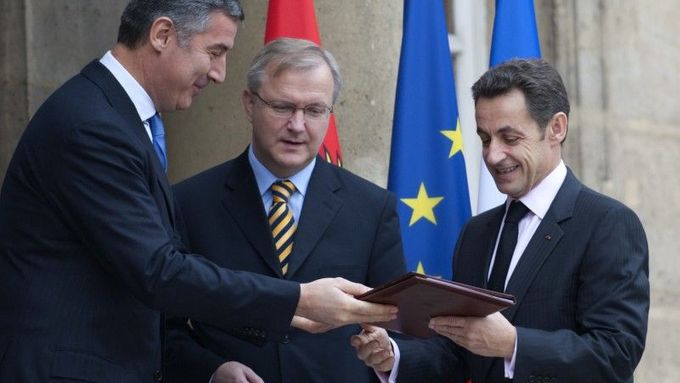 Premiér Djukanovič předává Sarkozymu kožené desky s oficiální žádostí o vstup do EU.