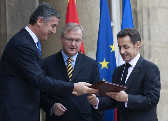 Premiér Djukanovič předává Sarkozymu kožené desky s oficiální žádostí o vstup do EU.