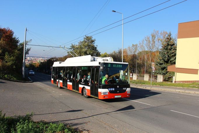 Elektrobus na "trolejbusové" lince 58 v Praze.