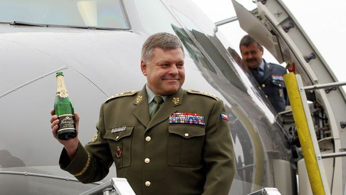 Náčelník generálního štábu Pavel Štefka křtí Airbus A-319 CJ českého letectva.