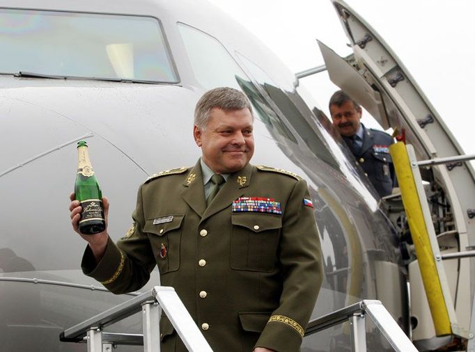 Náčelník generálního štábu Pavel Štefka křtí Airbus A-319 CJ českého letectva.