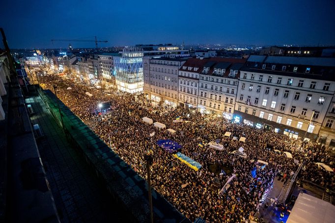 Záběr z demonstrace Milionu chvilek pro demokracii, která proběhla na podporu Ukrajiny vůči ruské vojenské agresi na Václavském náměstí v Praze. 4. 3. 2022