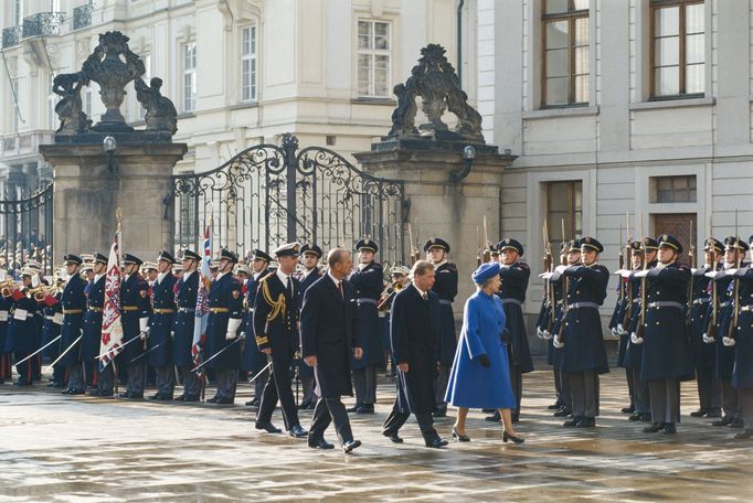 Britská královna Alžběta II. během návštěvy Prahy v roce 1996.