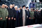 Za zabitého generála truchlí miliony Íránců. Nejvyšší duchovní vzlykal nad jeho rakví