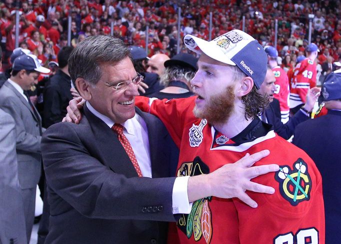 Patrick Kane slaví zisk Stanley Cupu s majitelem klubu Chicago Blackhawks Rocky Wirtzem.