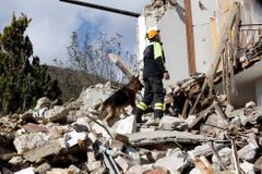 Střední Itálii zasáhlo zemětřesení. Domy znovu postavíme, slíbil premiér