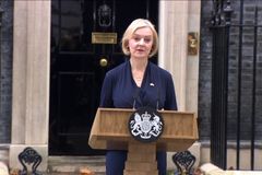 Liz Trussová rezignovala na post britské premiérky, v úřadě byla jen šest týdnů