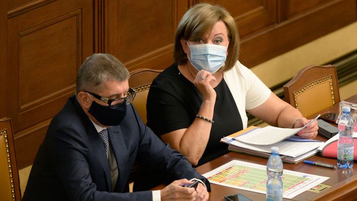 Babišova přihrávka bohatým a stres před Vánocemi. Proč se změna daní expertům nelíbí