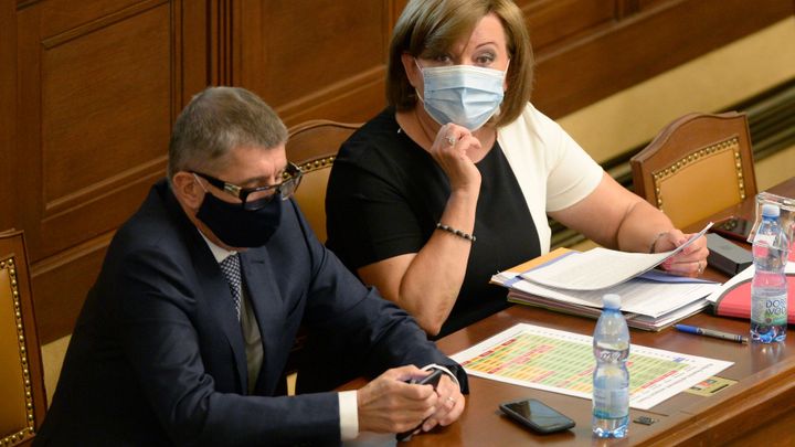 Sněmovna schválila rozpočet se schodkem 320 miliard. Podle opozice neodráží realitu