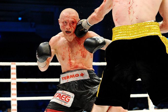 Český boxer Lukáš Konečný v prohraném souboji o titul Mistra světa v lehké střední váze WBO s Čečencem Zaurbekem Bajsangurovem.