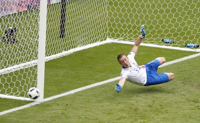 Austria's Aleksandar Dragovic misses a penalty