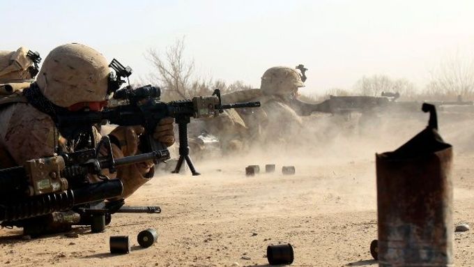 Vojáci USA střílejí na bojovníky Tálibánu ve městě Mardžá.
