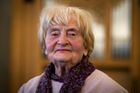 České studentce je 94 let. Životem je třeba se prosmát, promilovat, protancovat a prozpívat, říká