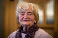 České studentce je 94 let. Životem je třeba se prosmát, promilovat, protancovat a prozpívat, říká