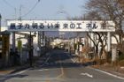 Tsunami zdemolovala chladicí systém elektrárny a katastrofa, která pak následovala, byla nejhorší světovou nukleární krizí za posledních pětadvacet let. Na fotce je pohled do ulice ve městě Futaba, které vévodí nápis "Nukleární energie - Energie pro lepší budoucnost".