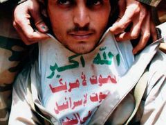 Zadržený povstalec Al-Húthí. Nápis na jeho tričku znamená Smrt Americe, smrt Izraeli, smrt Židům, vítězství Islámu.