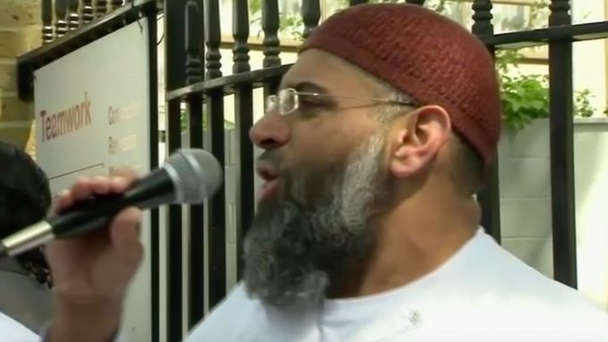 Londýnský radikální imám Anjem Choudary podporoval Islámský stát a vyhrožoval tehdejšímu americkému prezidentovi Baracku Obamovi smrtí.