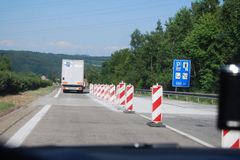 Provoz na středočeských silnicích komplikují opravy