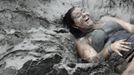 A tourist plays with mud during the opening day of the Boryeong Mud Festival at Daecheon beach in Boryeong, about 190 km (118 miles) southwest of Seoul, July 14, 2012. About 2 to 3 million domestic and international tourists visit the beach during the annual festival, according to the festival organisation. REUTERS/Lee Jae-Won (SOUTH KOREA - Tags: SOCIETY TRAVEL) Published: Čec. 14, 2012, 1:26 odp.