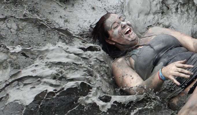 A tourist plays with mud during the opening day of the Boryeong Mud Festival at Daecheon beach in Boryeong, about 190 km (118 miles) southwest of Seoul, July 14, 2012. About 2 to 3 million domestic and international tourists visit the beach during the annual festival, according to the festival organisation. REUTERS/Lee Jae-Won (SOUTH KOREA - Tags: SOCIETY TRAVEL) Published: Čec. 14, 2012, 1:26 odp.