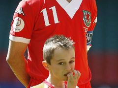 Velšský kapitán Ryan Giggs poslouchá hymnu před kvalifikačním střetnutím o EURO 2008 s Českou republikou.
