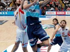 Argentinský basketbalista Manu Ginobili (vpravo) zakončuje průnik pod koš proti Pau Gasolovi ze Španělska v semifinále MS.