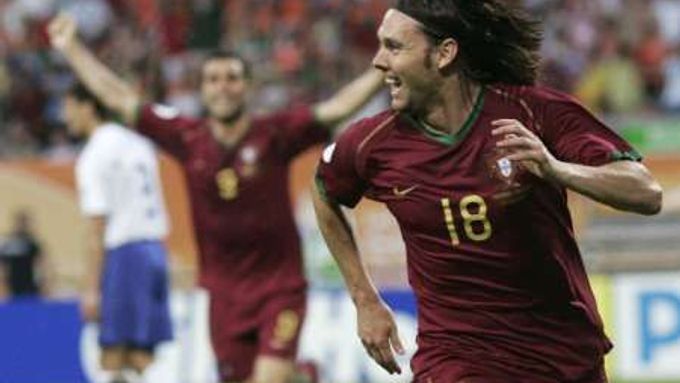 Portugalec Maniche Ribeiro slaví svůj gól v nizozemské síti.