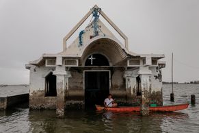 Pod vodou je už kostel i celý ostrov. Prohlédněte si vesnici, která se potápí do moře