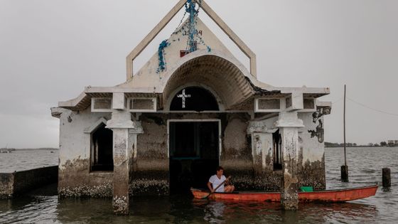 Pod vodou je už kostel i celý ostrov. Prohlédněte si vesnici, která se potápí do moře