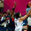 Americký basketbalista Kobe Bryant se marně snaží blokovat Argentince Luise Scolu v utkání skupiny A na OH 2012 v Londýně.