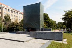 Praha 6 podruhé zakryla sochu Koněva. Poprvé plachtu strhl prokremelský aktivista