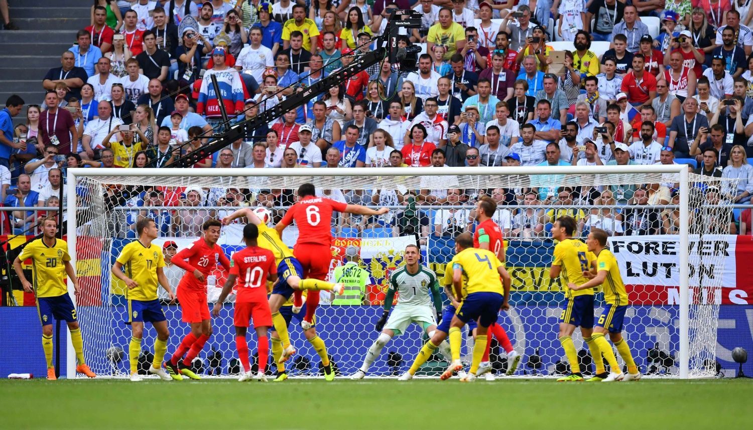 Harry Maguire dává gól  v zápase Švédsko - Anglie na MS 2018