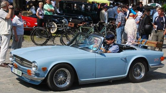 Setkání britských autoveteránů na zámku Lobeč