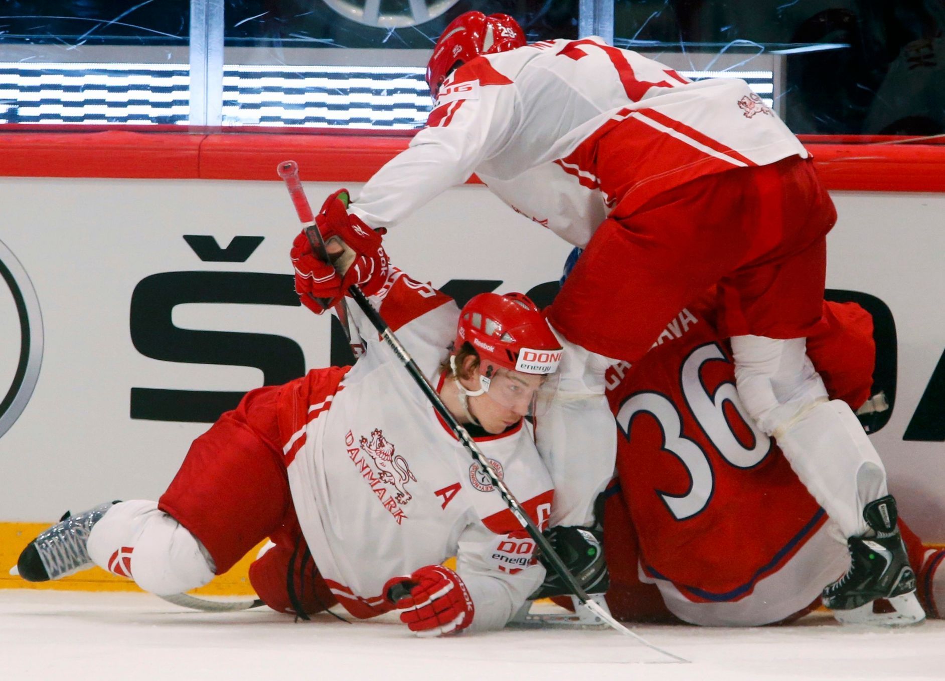 Hokej, MS 2013, Česko - Dánsko: Petr Čáslava (36) - Morten Madsen (nahoře) a Stefan Lassen