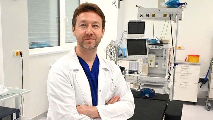 Jiří Bayer, vedoucí lékař Kliniky plastické chirurgie při Fakultní nemocnici Královské Vinohrady v Praze.