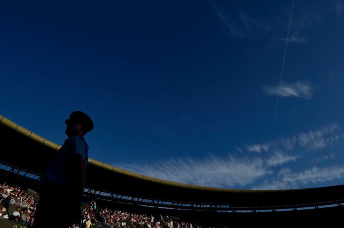 Policista na kurtu číslo 1 ve Wimbledonu.