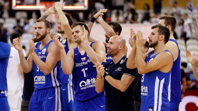 Radost českých basketbalistů po výhře nad Polskem