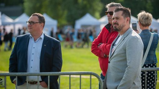 Radim Ivan (vpravo v šedém saku), vlevo ostravský primátor Jan Dohnal (ODS).