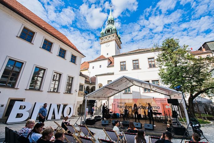 Diváci sledují vystoupení brněnské skupiny Hazafele na nádvoří Staré radnice.